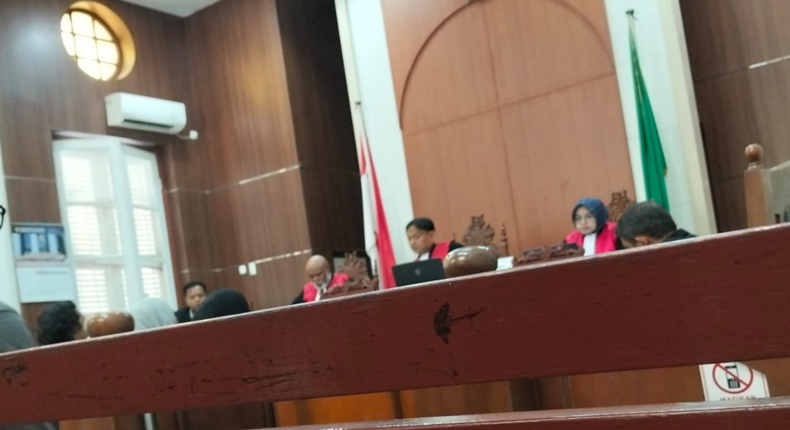 Majelis hakim memimpin persidangan perkara pembunuhan Musriadi alias Adi di Pengadilan Negeri (PN) Makassar, Senin (7/9/2026). Persidangan tersebut mengungkap sejumlah keterangan 3 saksi terkait kronologi pembunuhan di Pulau Kodingareng.