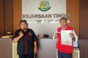 H. Suradi (Kiri) didampingi Koordinator LSM Lira Sulsel, Zul (kanan), saat mendatangi Kejati Sulsel.