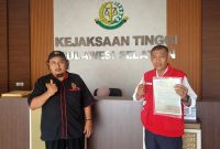 H. Suradi (Kiri) didampingi Koordinator LSM Lira Sulsel, Zul (kanan), saat mendatangi Kejati Sulsel.