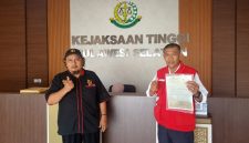 H. Suradi (Kiri) didampingi Koordinator LSM Lira Sulsel, Zul (kanan), saat mendatangi Kejati Sulsel.