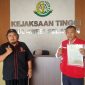 H. Suradi (Kiri) didampingi Koordinator LSM Lira Sulsel, Zul (kanan), saat mendatangi Kejati Sulsel.