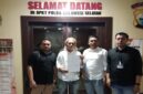 Ketua DPW Gibran Center Sulsel, M. Taufik Hidayat (memegang surat pengaduan, tengah), didampingi tim kuasa hukumnya saat mendatangi SPKT Polda Sulsel.