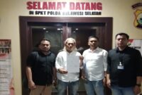 Ketua DPW Gibran Center Sulsel, M. Taufik Hidayat (memegang surat pengaduan, tengah), didampingi tim kuasa hukumnya saat mendatangi SPKT Polda Sulsel.