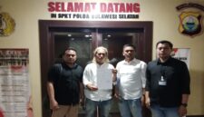 Ketua DPW Gibran Center Sulsel, M. Taufik Hidayat (memegang surat pengaduan, tengah), didampingi tim kuasa hukumnya saat mendatangi SPKT Polda Sulsel.