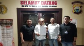 Ketua DPW Gibran Center Sulsel, M. Taufik Hidayat (memegang surat pengaduan, tengah), didampingi tim kuasa hukumnya saat mendatangi SPKT Polda Sulsel.