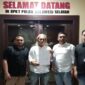 Ketua DPW Gibran Center Sulsel, M. Taufik Hidayat (memegang surat pengaduan, tengah), didampingi tim kuasa hukumnya saat mendatangi SPKT Polda Sulsel.