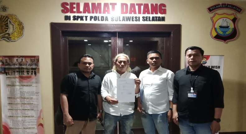 Ketua DPW Gibran Center Sulsel, M. Taufik Hidayat (memegang surat pengaduan, tengah), didampingi tim kuasa hukumnya saat mendatangi SPKT Polda Sulsel.