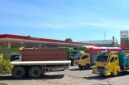 Puluhan truk mengantre mengisi solar subsidi di SPBU Pettuadae, Maros. Antrean yang berlangsung berbulan-bulan itu dikeluhkan warga karena memicu kemacetan dan mengganggu aktivitas masyarakat. (Dok Zonafaktualnews.com)
