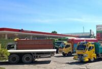 Puluhan truk mengantre mengisi solar subsidi di SPBU Pettuadae, Maros. Antrean yang berlangsung berbulan-bulan itu dikeluhkan warga karena memicu kemacetan dan mengganggu aktivitas masyarakat. (Dok Zonafaktualnews.com)