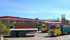 Puluhan truk mengantre mengisi solar subsidi di SPBU Pettuadae, Maros. Antrean yang berlangsung berbulan-bulan itu dikeluhkan warga karena memicu kemacetan dan mengganggu aktivitas masyarakat. (Dok Zonafaktualnews.com)