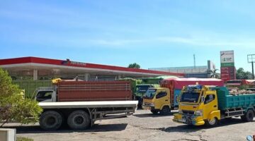 Puluhan truk mengantre mengisi solar subsidi di SPBU Pettuadae, Maros. Antrean yang berlangsung berbulan-bulan itu dikeluhkan warga karena memicu kemacetan dan mengganggu aktivitas masyarakat. (Dok Zonafaktualnews.com)