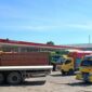 Puluhan truk mengantre mengisi solar subsidi di SPBU Pettuadae, Maros. Antrean yang berlangsung berbulan-bulan itu dikeluhkan warga karena memicu kemacetan dan mengganggu aktivitas masyarakat. (Dok Zonafaktualnews.com)