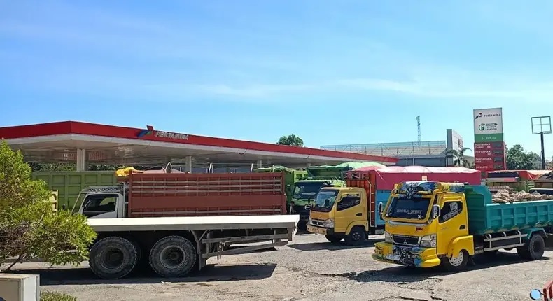 Puluhan truk mengantre mengisi solar subsidi di SPBU Pettuadae, Maros. Antrean yang berlangsung berbulan-bulan itu dikeluhkan warga karena memicu kemacetan dan mengganggu aktivitas masyarakat. (Dok Zonafaktualnews.com)