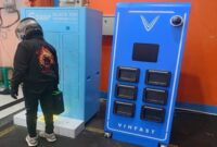 Stasiun penukaran baterai (Battery Swap Station/BSS) untuk motor listrik VinFast. Keberadaan fasilitas ini dikeluhkan konsumen di Gowa dan Maros karena sulit ditemukan, tidak sesuai dengan informasi pemasaran saat pembelian.