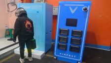 Stasiun penukaran baterai (Battery Swap Station/BSS) untuk motor listrik VinFast. Keberadaan fasilitas ini dikeluhkan konsumen di Gowa dan Maros karena sulit ditemukan, tidak sesuai dengan informasi pemasaran saat pembelian.