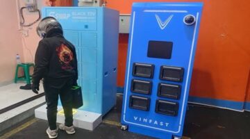 Stasiun penukaran baterai (Battery Swap Station/BSS) untuk motor listrik VinFast. Keberadaan fasilitas ini dikeluhkan konsumen di Gowa dan Maros karena sulit ditemukan, tidak sesuai dengan informasi pemasaran saat pembelian.