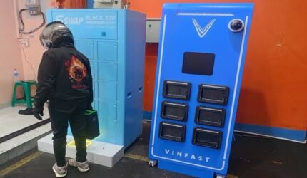 Stasiun penukaran baterai (Battery Swap Station/BSS) untuk motor listrik VinFast. Keberadaan fasilitas ini dikeluhkan konsumen di Gowa dan Maros karena sulit ditemukan, tidak sesuai dengan informasi pemasaran saat pembelian.
