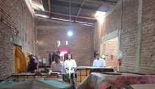 Polres Bulukumba melakukan pemeriksaan di sebuah rumah kosong yang diduga menjadi gudang penimbunan BBM subsidi jenis solar di Desa Bijawang, Senin (12/10/2026). Dalam penggerebekan itu, polisi mengamankan 1.900 liter solar yang disimpan dalam dua tandon besar.