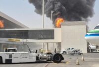 Dampak serangan rudal Houthi di Bandara Internasional King Khalid di Riyadh, Arab Saudi, pada Kamis (8/10/2026). Api membubung tinggi dari sebuah bangunan terminal, sementara asap hitam pekat mengepul ke udara. (Foto :Ist)
