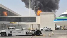 Dampak serangan rudal Houthi di Bandara Internasional King Khalid di Riyadh, Arab Saudi, pada Kamis (8/10/2026). Api membubung tinggi dari sebuah bangunan terminal, sementara asap hitam pekat mengepul ke udara. (Foto :Ist)
