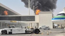 Dampak serangan rudal Houthi di Bandara Internasional King Khalid di Riyadh, Arab Saudi, pada Kamis (8/10/2026). Api membubung tinggi dari sebuah bangunan terminal, sementara asap hitam pekat mengepul ke udara. (Foto :Ist)