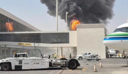 Dampak serangan rudal Houthi di Bandara Internasional King Khalid di Riyadh, Arab Saudi, pada Kamis (8/10/2026). Api membubung tinggi dari sebuah bangunan terminal, sementara asap hitam pekat mengepul ke udara. (Foto :Ist)