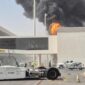 Dampak serangan rudal Houthi di Bandara Internasional King Khalid di Riyadh, Arab Saudi, pada Kamis (8/10/2026). Api membubung tinggi dari sebuah bangunan terminal, sementara asap hitam pekat mengepul ke udara. (Foto :Ist)