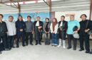 Tim kuasa hukum bersama keluarga dan simpatisan berfoto bersama usai persidangan di Pengadilan Negeri Raba Bima.