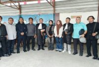 Tim kuasa hukum bersama keluarga dan simpatisan berfoto bersama usai persidangan di Pengadilan Negeri Raba Bima.