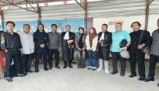 Tim kuasa hukum bersama keluarga dan simpatisan berfoto bersama usai persidangan di Pengadilan Negeri Raba Bima.