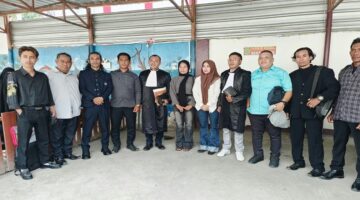 Tim kuasa hukum bersama keluarga dan simpatisan berfoto bersama usai persidangan di Pengadilan Negeri Raba Bima.