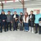 Tim kuasa hukum bersama keluarga dan simpatisan berfoto bersama usai persidangan di Pengadilan Negeri Raba Bima.