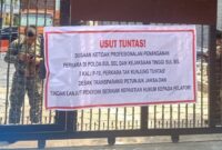Aksi unjuk rasa Koalisi Lintas Mahasiswa di depan Kantor Kejati Sulsel pada Selasa (20/10/2026).
