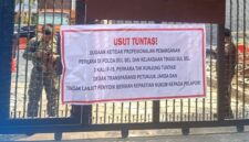 Aksi unjuk rasa Koalisi Lintas Mahasiswa di depan Kantor Kejati Sulsel pada Selasa (20/10/2026).
