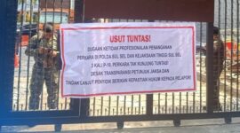 Aksi unjuk rasa Koalisi Lintas Mahasiswa di depan Kantor Kejati Sulsel pada Selasa (20/10/2026).
