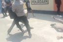 Tangkapan layar video memperlihatkan ketegangan antara massa aksi Rakyat Nusantara dan aparat kepolisian saat demonstrasi jilid II di depan Mapolres Kolaka, Minggu (5/10/2026).