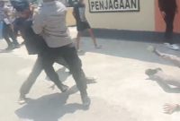 Tangkapan layar video memperlihatkan ketegangan antara massa aksi Rakyat Nusantara dan aparat kepolisian saat demonstrasi jilid II di depan Mapolres Kolaka, Minggu (5/10/2026). 