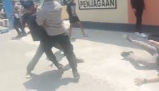 Tangkapan layar video memperlihatkan ketegangan antara massa aksi Rakyat Nusantara dan aparat kepolisian saat demonstrasi jilid II di depan Mapolres Kolaka, Minggu (5/10/2026).