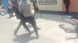 Tangkapan layar video memperlihatkan ketegangan antara massa aksi Rakyat Nusantara dan aparat kepolisian saat demonstrasi jilid II di depan Mapolres Kolaka, Minggu (5/10/2026). 