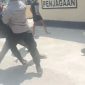 Tangkapan layar video memperlihatkan ketegangan antara massa aksi Rakyat Nusantara dan aparat kepolisian saat demonstrasi jilid II di depan Mapolres Kolaka, Minggu (5/10/2026). 