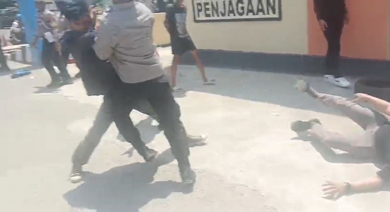 Aksi Jilid II Rakyat Nusantara Ricuh di Kolaka, Polisi Diduga Pukuli Demonstran