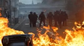Kobaran api membakar barikade di jalanan menyusul aksi unjuk rasa ribuan pelajar di Prancis yang berujung ricuh dengan aparat (Foto : Ist)