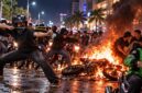 Ilustrasi geng motor yang mengacungkan busur rakitan saat beraksi di jalanan Makassar. Sepeda motor trail milik salah satu terduga pelaku dibakar massa setelah aksi pengejaran dan kecelakaan di Jalan Metro Tanjung Bunga. (Visual AI)