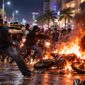Ilustrasi geng motor yang mengacungkan busur rakitan saat beraksi di jalanan Makassar. Sepeda motor trail milik salah satu terduga pelaku dibakar massa setelah aksi pengejaran dan kecelakaan di Jalan Metro Tanjung Bunga. (Visual AI)