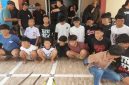 Sebanyak 19 remaja diamankan polisi terkait kasus penyerangan yang menewaskan seorang mahasiswa di Kecamatan Biringkanaya, Makassar. Polisi juga menyita sejumlah senjata tajam sebagai barang bukti. (Foto Polsek Biringkanaya)