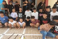 Sebanyak 19 remaja diamankan polisi terkait kasus penyerangan yang menewaskan seorang mahasiswa di Kecamatan Biringkanaya, Makassar. Polisi juga menyita sejumlah senjata tajam sebagai barang bukti. (Foto Polsek Biringkanaya)