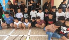 Sebanyak 19 remaja diamankan polisi terkait kasus penyerangan yang menewaskan seorang mahasiswa di Kecamatan Biringkanaya, Makassar. Polisi juga menyita sejumlah senjata tajam sebagai barang bukti. (Foto Polsek Biringkanaya)