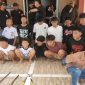 Sebanyak 19 remaja diamankan polisi terkait kasus penyerangan yang menewaskan seorang mahasiswa di Kecamatan Biringkanaya, Makassar. Polisi juga menyita sejumlah senjata tajam sebagai barang bukti. (Foto Polsek Biringkanaya)