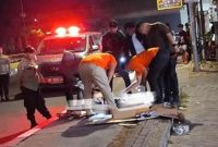 Aparat kepolisian bersama tim medis saat melakukan evakuasi dan olah TKP di Jalan Perintis Kemerdekaan KM 19, Makassar. (Foto: Polrestabes Makassar)