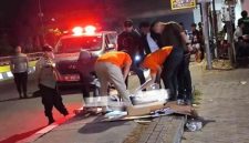 Aparat kepolisian bersama tim medis saat melakukan evakuasi dan olah TKP di Jalan Perintis Kemerdekaan KM 19, Makassar. (Foto: Polrestabes Makassar)